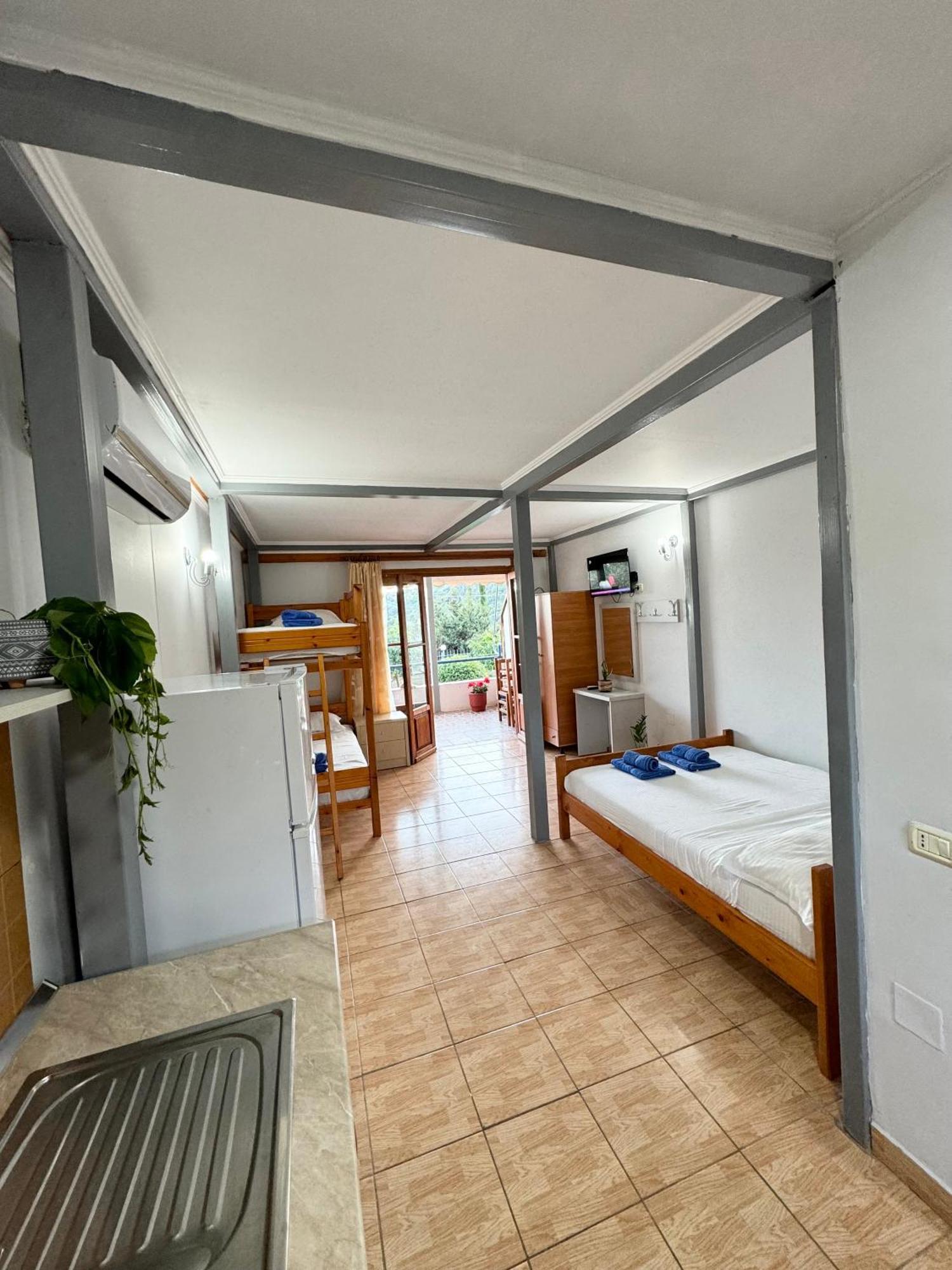 Guesthouse Rondo Himare Exterior photo