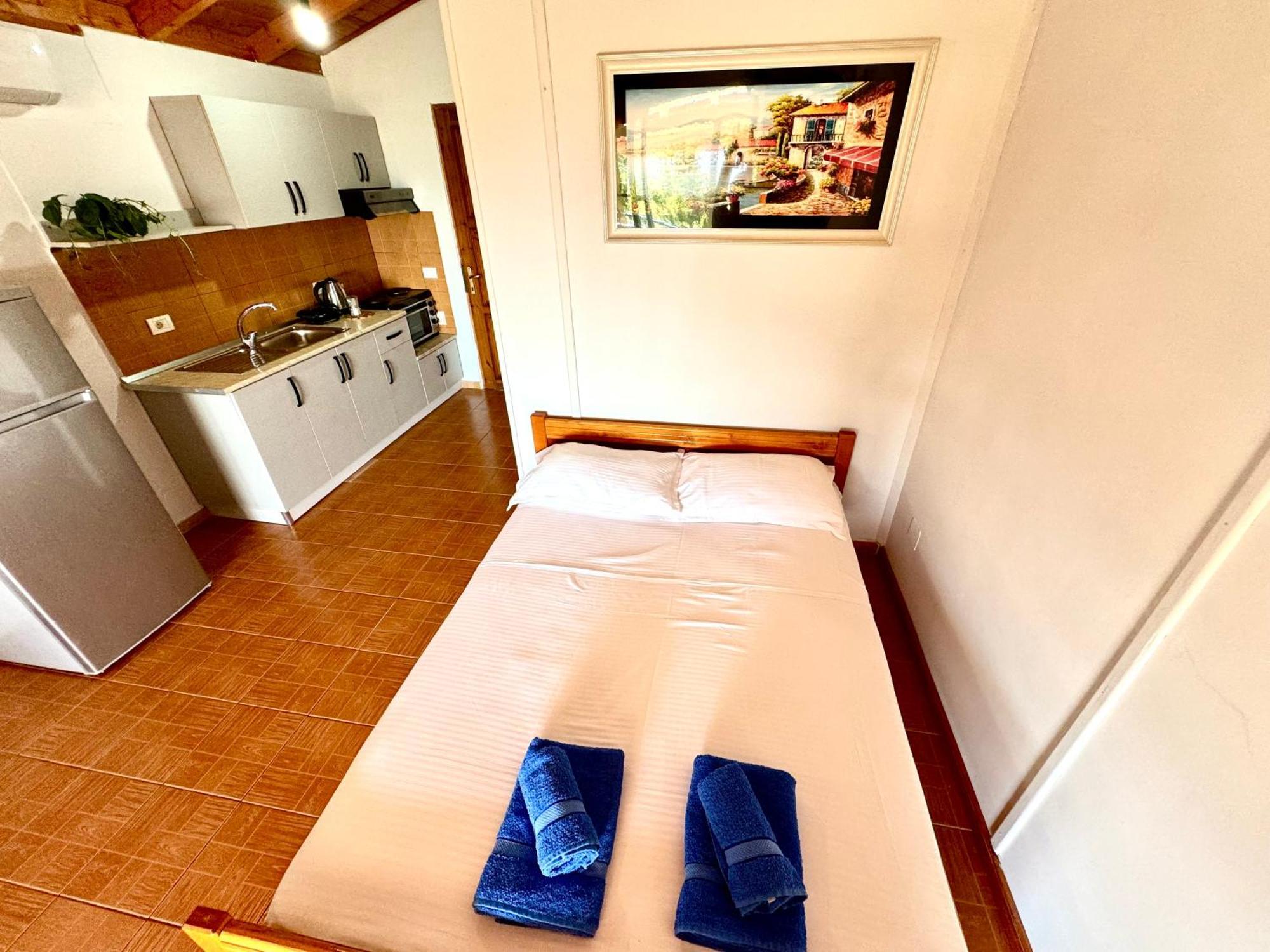 Guesthouse Rondo Himare Exterior photo