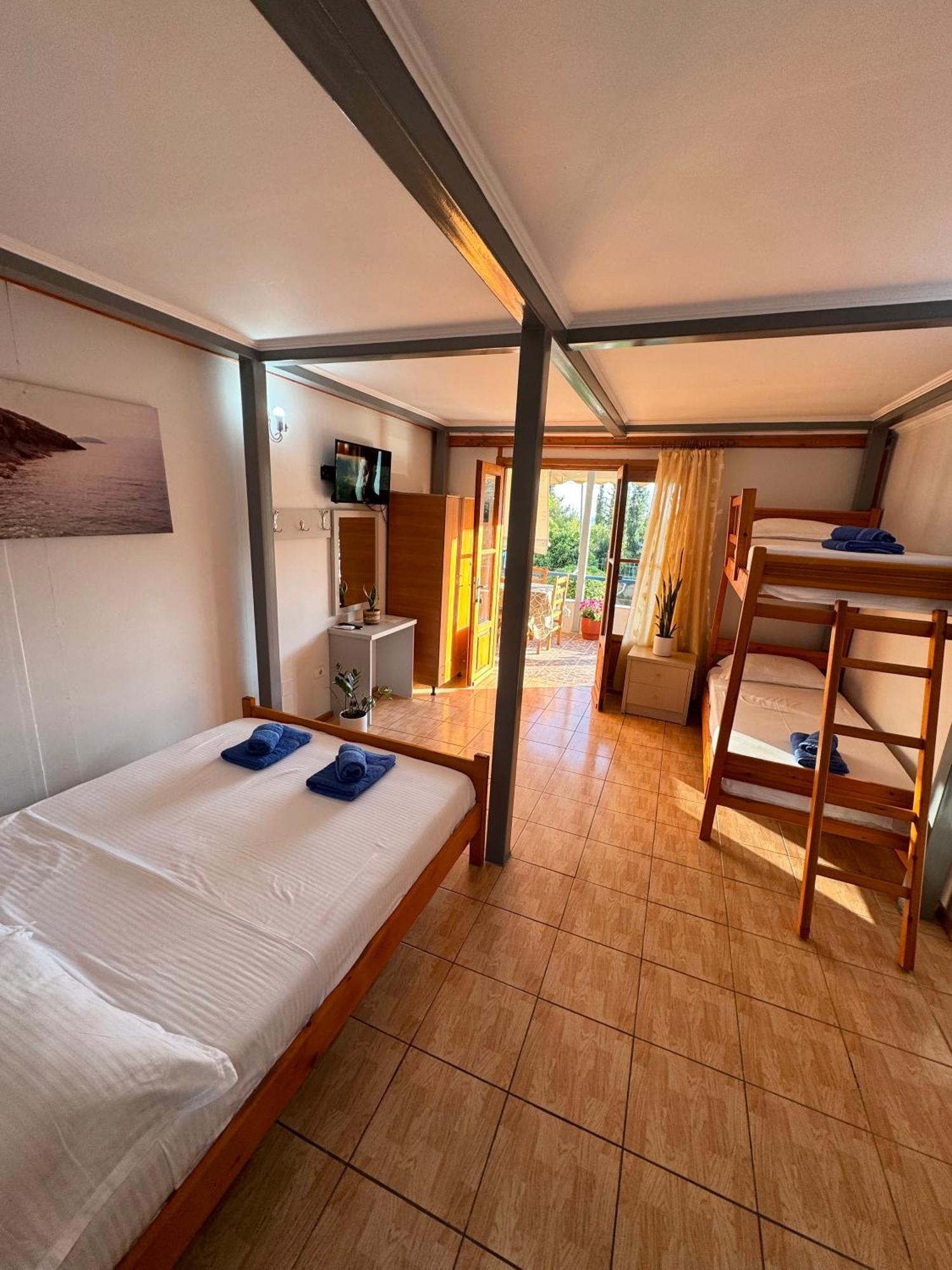 Guesthouse Rondo Himare Exterior photo