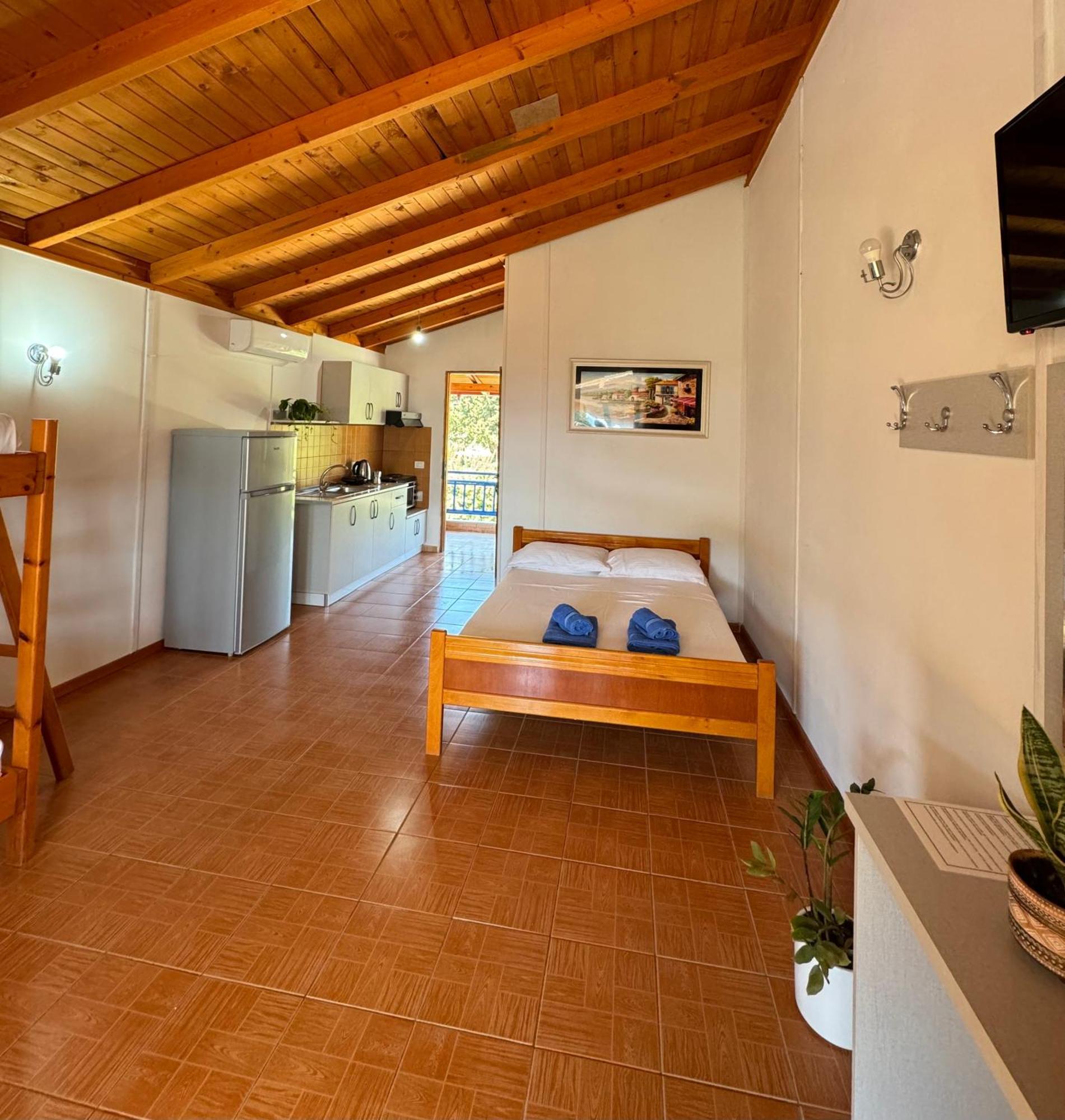 Guesthouse Rondo Himare Exterior photo