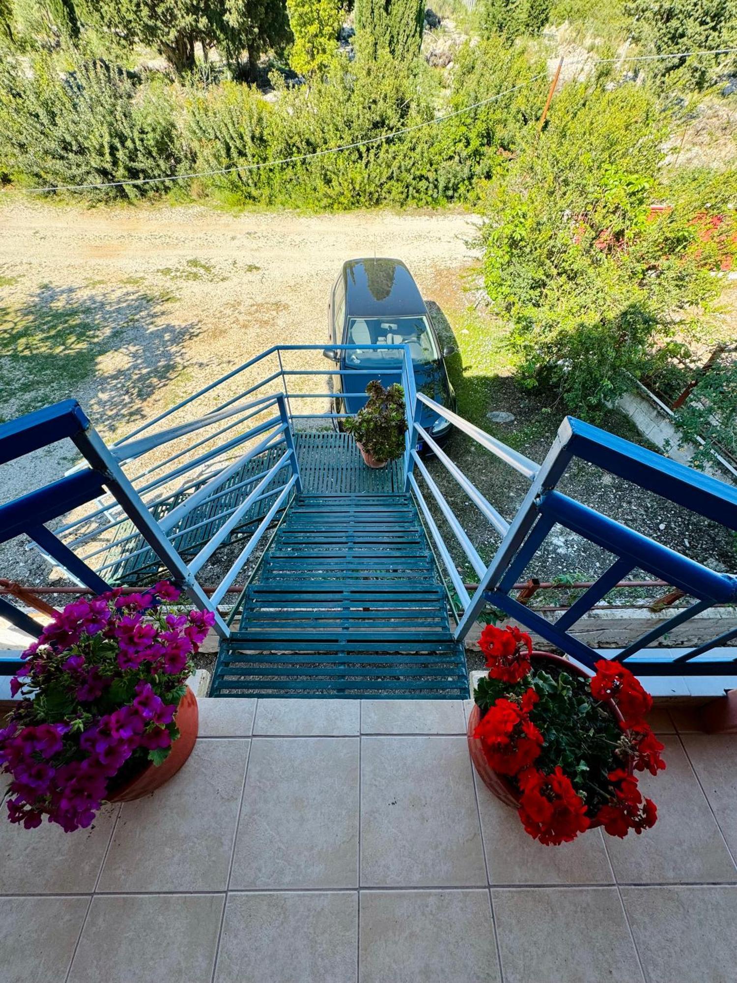 Guesthouse Rondo Himare Exterior photo