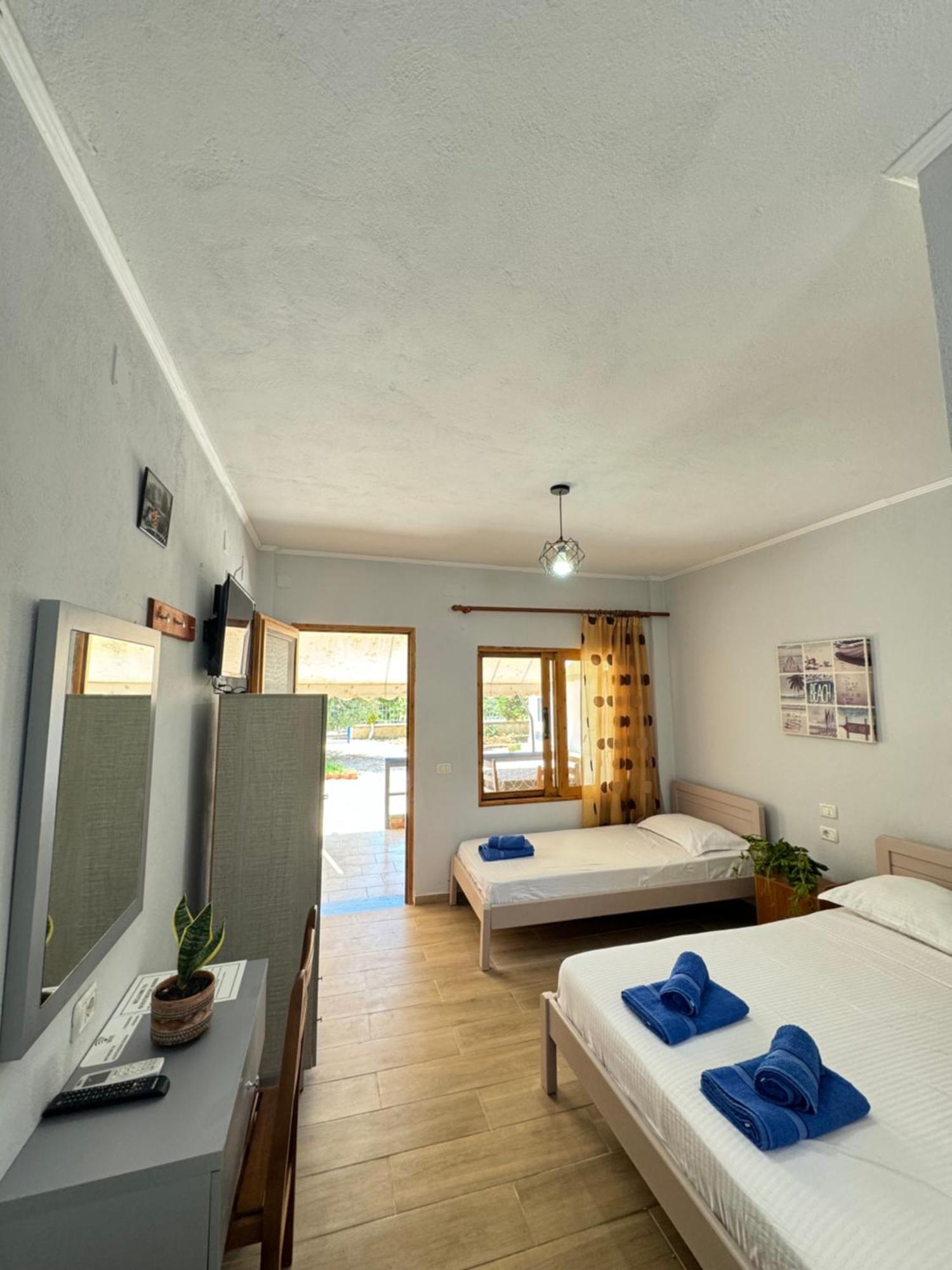 Guesthouse Rondo Himare Exterior photo