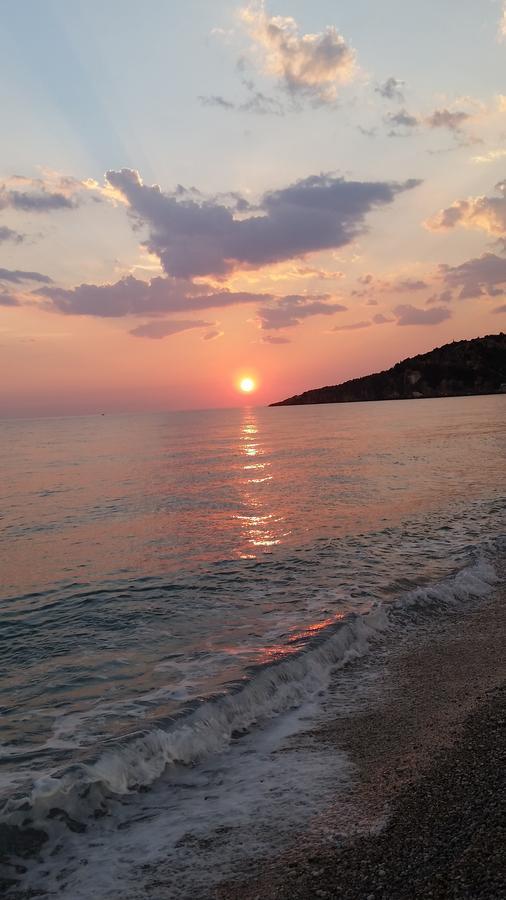 Guesthouse Rondo Himare Exterior photo